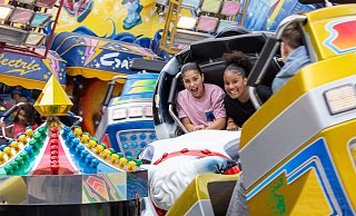 Maryam und Kimisha aus Paderborn drehen auf der Lunapark-Kirmes rasante Runden im "Break Dancer". - Niklas Tüns Maryam und Kimisha aus Paderborn drehen auf der Lunapark-Kirmes rasante Runden im "Break Dancer". - Niklas Tüns