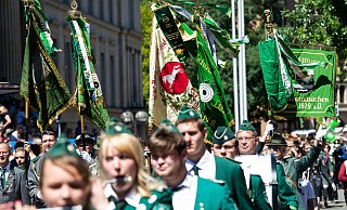 Das Schützenfest in Hannover. Mit rund 10.000 Teilnehmern gilt der Aufmarsch als der weltweit größte Schützenfest-Umzug. - Swen Pförtner/dpa Das Schützenfest in Hannover. Mit rund 10.000 Teilnehmern gilt der Aufmarsch als der weltweit größte Schützenfest-Umzug. - Swen Pförtner/dpa