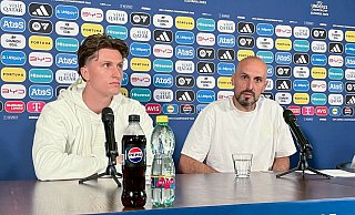 Wollen den dritten Sieg: U21-Nationalcoach Antonio Di Salvo (r) und Tim Oermann. - Christian Kunz/dpa Wollen den dritten Sieg: U21-Nationalcoach Antonio Di Salvo (r) und Tim Oermann. - Christian Kunz/dpa