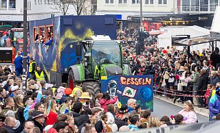Für das jecke Treiben während der großen Karnevalsparade in Paderborn werden Straßesperrungen und Parkverbote im Bereich der Innenstadt eingerichtet. (Archivbild) - Niklas Tüns Für das jecke Treiben während der großen Karnevalsparade in Paderborn werden Straßesperrungen und Parkverbote im Bereich der Innenstadt eingerichtet. (Archivbild) - Niklas Tüns