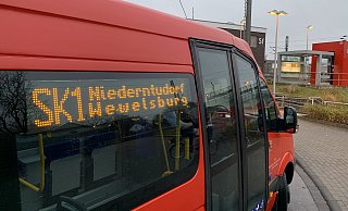 Die Stadtbuslinie Sk1 verbindet Salzkotten mit Niederntudorf und Oberntudorf - mit Zwischenhalten in Wewelsburg. - Jens Reddeker Die Stadtbuslinie Sk1 verbindet Salzkotten mit Niederntudorf und Oberntudorf - mit Zwischenhalten in Wewelsburg. - Jens Reddeker