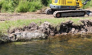 Die Werre wird am Rischmüllerufer renaturiert. Dafür trägt der Bagger die Betonelemente ab, um dem Fluss mehr Platz zu geben. - Susanne Barth Die Werre wird am Rischmüllerufer renaturiert. Dafür trägt der Bagger die Betonelemente ab, um dem Fluss mehr Platz zu geben. - Susanne Barth