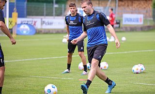 Robert Leipertz, hier im Sommer-Trainingslager in Tirol, muss auch im Heimspiel gegen seinen Ex-Klub Schalke passen. Teamkollege Marcel Hoffmeier (hinten) hatte am Dienstag Verletzungspech im Training, dürfte aber einsatzbereit sein. - Oliver Krato Robert Leipertz, hier im Sommer-Trainingslager in Tirol, muss auch im Heimspiel gegen seinen Ex-Klub Schalke passen. Teamkollege Marcel Hoffmeier (hinten) hatte am Dienstag Verletzungspech im Training, dürfte aber einsatzbereit sein. - Oliver Krato