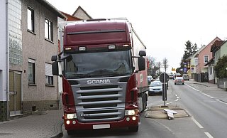 Lkw rauben vielen Autofahrern in Ortschaften häufig den letzten Nerv. - Symbolfoto/picture alliance Lkw rauben vielen Autofahrern in Ortschaften häufig den letzten Nerv. - Symbolfoto/picture alliance