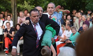 Das Kleinkunst-Festival lockt seit 2002 jedes Jahr Hunderte Besucher auf die Aqua Magica, die mit allem rechnen müssen. 2016 schleppte das Trio "Three of a Kind" einen Zehnjährigen aus dem Publikum quer durch die Manege. - Ulf Hanke Das Kleinkunst-Festival lockt seit 2002 jedes Jahr Hunderte Besucher auf die Aqua Magica, die mit allem rechnen müssen. 2016 schleppte das Trio "Three of a Kind" einen Zehnjährigen aus dem Publikum quer durch die Manege. - Ulf Hanke