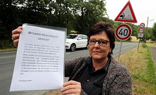 Bitumen-Geschädigte gesucht: Heike Breipohl, Inhaberin der Bäckerei Bürenkemper im Combi-Markt an der Dornberger Straße und Anwohnerin, unterstützt die Unterschriften-Initiative eines anderen Anwohners. Seit Monaten klagen Autofahrer über Lackschäden durch auffliegende Splitt- und Bitumenteile. Aufgrund des unsachgemäß aufgebrachten Straßenbelags wurde Tempo 40 angeordnet. - Wolfgang Rudolf Bitumen-Geschädigte gesucht: Heike Breipohl, Inhaberin der Bäckerei Bürenkemper im Combi-Markt an der Dornberger Straße und Anwohnerin, unterstützt die Unterschriften-Initiative eines anderen Anwohners. Seit Monaten klagen Autofahrer über Lackschäden durch auffliegende Splitt- und Bitumenteile. Aufgrund des unsachgemäß aufgebrachten Straßenbelags wurde Tempo 40 angeordnet. - Wolfgang Rudolf