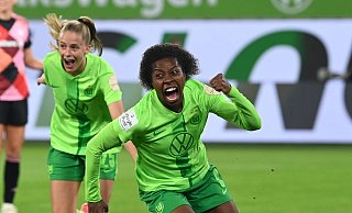 Die Wolfsburgerin Lineth Beerensteyn erzielte in ihrem 100. Bundesliga-Spiel das 1:0 gegen Jena. - Swen Pförtner/dpa Die Wolfsburgerin Lineth Beerensteyn erzielte in ihrem 100. Bundesliga-Spiel das 1:0 gegen Jena. - Swen Pförtner/dpa