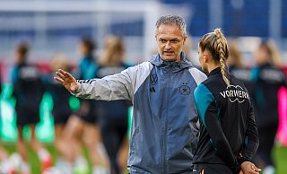 Will die Nationalspielerinnen in der Bundesliga spielen sehen: Bundestrainer Christian Wück - Christoph Reichwein/dpa Will die Nationalspielerinnen in der Bundesliga spielen sehen: Bundestrainer Christian Wück - Christoph Reichwein/dpa