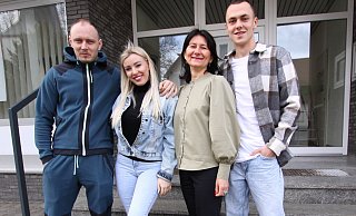 Mykhailo Havrylenko (v. l.), Anzhelika Rifert, Marija Miliuschaite und Max vor der Gemeinschaftspraxis an der Löhner Straße. - Björn Kenter Mykhailo Havrylenko (v. l.), Anzhelika Rifert, Marija Miliuschaite und Max vor der Gemeinschaftspraxis an der Löhner Straße. - Björn Kenter