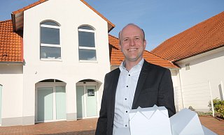 Präsentiert ein Modell: Eric Strathmann hatte schon vor Jahren Pläne für ein Haus der Gesundheit. - Sylvia Tetmeyer Präsentiert ein Modell: Eric Strathmann hatte schon vor Jahren Pläne für ein Haus der Gesundheit. - Sylvia Tetmeyer