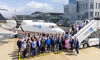 Eine Gruppe von Unternehmern und Unterstützern präsentiert stolz die neue Fluglinie Skyhub PAD am Flughafen Paderborn/Lippstadt. - Niklas Tüns Eine Gruppe von Unternehmern und Unterstützern präsentiert stolz die neue Fluglinie Skyhub PAD am Flughafen Paderborn/Lippstadt. - Niklas Tüns