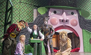 Fabelhafte Welt: Alexander Stürmer (v. l.), Charlotte de Montcassin, Michael Schrodt, John Wesley Zielmann und Jan Hille in der Bielefelder „Zauberer von Oz“-Inszenierung. Foto: Philipp Ottendörfer - Philipp Ottendoerfer+41794025633+4917699032030mail@ottendoerfer.com Fabelhafte Welt: Alexander Stürmer (v. l.), Charlotte de Montcassin, Michael Schrodt, John Wesley Zielmann und Jan Hille in der Bielefelder „Zauberer von Oz“-Inszenierung. Foto: Philipp Ottendörfer - Philipp Ottendoerfer+41794025633+4917699032030mail@ottendoerfer.com