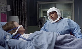 Doktor Bailey (Chandra Wilson, r.) wacht über die durch Corona komatöse Doktor Grey (Ellen Pompeo). - picture alliance Doktor Bailey (Chandra Wilson, r.) wacht über die durch Corona komatöse Doktor Grey (Ellen Pompeo). - picture alliance
