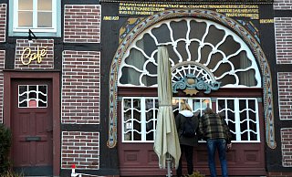 Noch immer stehen Ausflügler ungläubig vor verschlossenen Türen und blicken durch die Fenster auf übrig gebliebenes Mobiliar. - Birgit Vredenburg Noch immer stehen Ausflügler ungläubig vor verschlossenen Türen und blicken durch die Fenster auf übrig gebliebenes Mobiliar. - Birgit Vredenburg