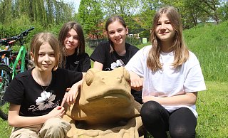 Die Freundinnen Nele (12), Lina (12), Jolina (11) und Malene (12) erkunden die Wald-Spiel-Zeit. - Burkhard Battran Die Freundinnen Nele (12), Lina (12), Jolina (11) und Malene (12) erkunden die Wald-Spiel-Zeit. - Burkhard Battran