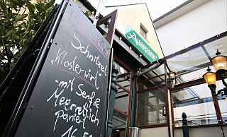 Mit Blick auf eine mögliche Wiederanhebung des Mehrwertsteuersatzes im Gastgewerbe auf 19 Prozent zum 1. Januar schließen Gastwirte höhere Preise nicht aus. - Rajkumar Mukherjee Mit Blick auf eine mögliche Wiederanhebung des Mehrwertsteuersatzes im Gastgewerbe auf 19 Prozent zum 1. Januar schließen Gastwirte höhere Preise nicht aus. - Rajkumar Mukherjee