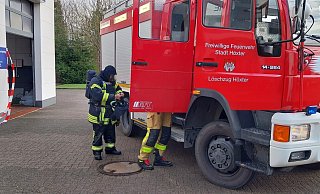 Nachlöscharbeiten am Dienstagvormittag: Einsatzkräfte der Feuerwehr rücken am Dienstag erneut aus. - Moritz Räker Nachlöscharbeiten am Dienstagvormittag: Einsatzkräfte der Feuerwehr rücken am Dienstag erneut aus. - Moritz Räker
