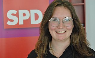 Die 27-jährige Marie Hauhart ist von der SPD am Freitagvormittag zur Kandidatin für den Landratsposten im Kreis Gütersloh ernannt worden. - Ludger Osterkamp Die 27-jährige Marie Hauhart ist von der SPD am Freitagvormittag zur Kandidatin für den Landratsposten im Kreis Gütersloh ernannt worden. - Ludger Osterkamp