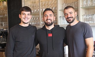 Echter Familienbetrieb: Kristo (v.l.), Redinel und Manolis Sula freuen sich auf alte und neue Gäste. - Jan-Henrik Gerdener Echter Familienbetrieb: Kristo (v.l.), Redinel und Manolis Sula freuen sich auf alte und neue Gäste. - Jan-Henrik Gerdener