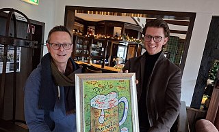 Christoph (l.) und Jan Nobbe mit einem Bild, das ein Gast im Dezember 2023 zur Wiedereröffnung mitbrachte. Sämtliche Gäste haben seinerzeit darauf unterschrieben. - Meiko Haselhorst Christoph (l.) und Jan Nobbe mit einem Bild, das ein Gast im Dezember 2023 zur Wiedereröffnung mitbrachte. Sämtliche Gäste haben seinerzeit darauf unterschrieben. - Meiko Haselhorst
