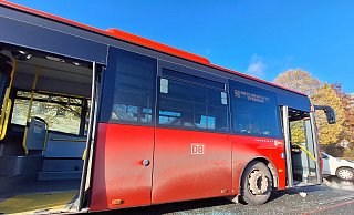 Der am Unfall beteiligte Bus steht nach dem Vorfall an der Dünner Straße. Eine Sperrung gibt es nicht. - Peter Heidbrink Der am Unfall beteiligte Bus steht nach dem Vorfall an der Dünner Straße. Eine Sperrung gibt es nicht. - Peter Heidbrink