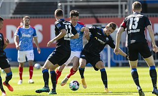 Die beiden SCP-Spieler Maximilian Thalhammer (3.v.l.) und Dennis Srbeny kämpfen mit Kiels Fabian Reese um den Ball. - picture alliance/dpa Die beiden SCP-Spieler Maximilian Thalhammer (3.v.l.) und Dennis Srbeny kämpfen mit Kiels Fabian Reese um den Ball. - picture alliance/dpa