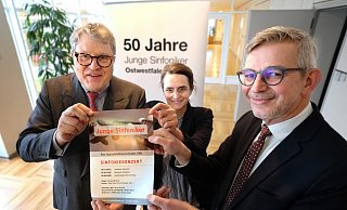 Miele-Geschäftsführer Reinhard Zinkann (v.l.) mit Taina Kalbhenn und Stephan Kipp vom Trägerverein des Orchesters, das vor zwei Jahren sein 50-jähriges Jubiläum feierte. - Andreas Frücht Miele-Geschäftsführer Reinhard Zinkann (v.l.) mit Taina Kalbhenn und Stephan Kipp vom Trägerverein des Orchesters, das vor zwei Jahren sein 50-jähriges Jubiläum feierte. - Andreas Frücht