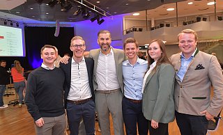 CDU-Stadtverbandsvorsitzender Ischo Can (Mitte) mit den jungen Wilden. Erik Heine (v. l.), Maurice Lang, Michael Manhold, Lara Trautmann und Thedel Haver-Rassfeld schafften es trotz ihres jungen Alters, ihre Wahlbezirke direkt zu gewinnen. Die Fraktion wird sich künftig deutlich verändern. Foto: Jens Dünhölter - sport/presse/foto Dünhölter CDU-Stadtverbandsvorsitzender Ischo Can (Mitte) mit den jungen Wilden. Erik Heine (v. l.), Maurice Lang, Michael Manhold, Lara Trautmann und Thedel Haver-Rassfeld schafften es trotz ihres jungen Alters, ihre Wahlbezirke direkt zu gewinnen. Die Fraktion wird sich künftig deutlich verändern. Foto: Jens Dünhölter - sport/presse/foto Dünhölter