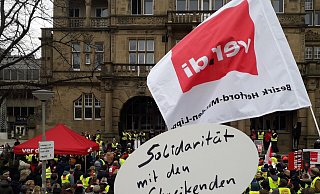 Zahlreiche Beschäftigte aus dem öffentlichen Dienst folgen am Mittwochvormittag dem Aufruf zur zentralen Streikkundgebung am Bielefelder Rathaus. - Jan Malms Zahlreiche Beschäftigte aus dem öffentlichen Dienst folgen am Mittwochvormittag dem Aufruf zur zentralen Streikkundgebung am Bielefelder Rathaus. - Jan Malms