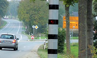 Er ist weithin zu sehen und dennoch erwischt er viele: Der Blitzer an der B252 Richtung Nieheim. - Madita Schellenberg Er ist weithin zu sehen und dennoch erwischt er viele: Der Blitzer an der B252 Richtung Nieheim. - Madita Schellenberg