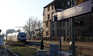 Am Bahnhof Paderborn Kasseler Tor startet der Umbau des Bahnsteigs. - Lieselotte Hasselhoff Am Bahnhof Paderborn Kasseler Tor startet der Umbau des Bahnsteigs. - Lieselotte Hasselhoff