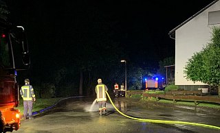 Vier Straßen säuberte die Feuerwehr in der Nacht im Ortskern von Natzungen. - Feuerwehr Borgentreich Vier Straßen säuberte die Feuerwehr in der Nacht im Ortskern von Natzungen. - Feuerwehr Borgentreich