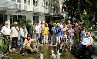 21 Nachfahren haben sich am Samstag rund um das Lieblingsschwein namens Jolanthe ihres berühmten Vorfahren am Schweinebrunnen getroffen. - Andreas Jürgensmeyer 21 Nachfahren haben sich am Samstag rund um das Lieblingsschwein namens Jolanthe ihres berühmten Vorfahren am Schweinebrunnen getroffen. - Andreas Jürgensmeyer