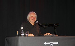 Gut gelaunt erzählt Peter Urbanin der Druckerei seine Geschichten aus der Popwelt und dem Eurovision Song Contes.t - Andreas Jürgensmeyer Gut gelaunt erzählt Peter Urbanin der Druckerei seine Geschichten aus der Popwelt und dem Eurovision Song Contes.t - Andreas Jürgensmeyer