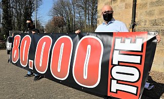 Sebastien Bertinchamps (l.) und Wilk Spieker mit dem Banner, mit dem sie ein klares Statement bei der Veranstaltung setzen wollen. - Simone Flörke Sebastien Bertinchamps (l.) und Wilk Spieker mit dem Banner, mit dem sie ein klares Statement bei der Veranstaltung setzen wollen. - Simone Flörke
