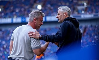 Paderborns Cheftrainer Lukas Kwasniok (links) im Gespräch mit Kees van Wonderen, der am Samstag als Schalke-Trainer entlassen wurde. - picture alliance / Maximilian Koch Paderborns Cheftrainer Lukas Kwasniok (links) im Gespräch mit Kees van Wonderen, der am Samstag als Schalke-Trainer entlassen wurde. - picture alliance / Maximilian Koch