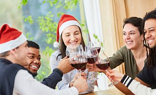 Gastronomiebetriebe sind unterschiedlichen von den Absagen von Weihnachtsfeiern betroffen. - picture alliance / Zoonar Gastronomiebetriebe sind unterschiedlichen von den Absagen von Weihnachtsfeiern betroffen. - picture alliance / Zoonar