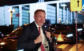 Christian Lindner kommt nach der ersten Hochrechnung des Bundestagswahlergebnisses zur "Berliner Runde". - Hannes P Albert/dpa Christian Lindner kommt nach der ersten Hochrechnung des Bundestagswahlergebnisses zur "Berliner Runde". - Hannes P Albert/dpa