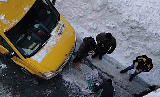 Diese wartenden Autofahrer freuen sich über die Lebensmittel-Versorgung von der Autobahnbrücke in Kirchlengern. - Privat Diese wartenden Autofahrer freuen sich über die Lebensmittel-Versorgung von der Autobahnbrücke in Kirchlengern. - Privat