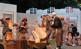 Quirliges Treiben: In Suez werden Koffer verladen. - Burkhard Battran Quirliges Treiben: In Suez werden Koffer verladen. - Burkhard Battran