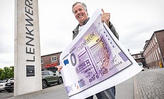 Michael Otto präsentiert den ab Dienstag erhältlichen neuen Bielefeld-Null-Euro-Schein im XXL-Format. Thema: das Lenkwerk. - Jörg Dieckmann - www.dieckmann-fotodesign.de Michael Otto präsentiert den ab Dienstag erhältlichen neuen Bielefeld-Null-Euro-Schein im XXL-Format. Thema: das Lenkwerk. - Jörg Dieckmann - www.dieckmann-fotodesign.de