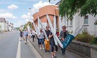 Ein kleiner Demozug zieht vom Marta in die Innenstadt. Er trägt Pablo Reyes' Anliegen - das Verbot aller Atomwaffen - aus dem Museum zu den Menschen. - Ralf Bittner Ein kleiner Demozug zieht vom Marta in die Innenstadt. Er trägt Pablo Reyes' Anliegen - das Verbot aller Atomwaffen - aus dem Museum zu den Menschen. - Ralf Bittner