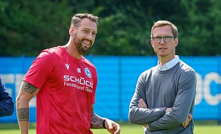 Arminia Bielefelds Sportchef Michael Mutzel (r.) und Cheftrainer Mitch Kniat sind beim Trainingsauftakt guter Dinge. - Andreas Zobe Arminia Bielefelds Sportchef Michael Mutzel (r.) und Cheftrainer Mitch Kniat sind beim Trainingsauftakt guter Dinge. - Andreas Zobe