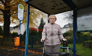 Erika Kötter steht an der Haltestelle. Sie ist nicht auf den Rollator angewiesen, möchte aber nicht auf ihn verzichten. Im Bus kann das zu Problemen führen. - Ilja Regier Erika Kötter steht an der Haltestelle. Sie ist nicht auf den Rollator angewiesen, möchte aber nicht auf ihn verzichten. Im Bus kann das zu Problemen führen. - Ilja Regier
