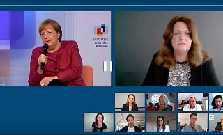 Bundeskanzlerin Angela Merkel (l.) hat zum Online-Dialog der Initiative Digitale Bildung eingeladen. Mit dabei war unter anderem Professorin Birgit Eickelmann von der Universität Paderborn. - Screenshot: Peter Heidbrink / Livestream Bundesregierung.de Bundeskanzlerin Angela Merkel (l.) hat zum Online-Dialog der Initiative Digitale Bildung eingeladen. Mit dabei war unter anderem Professorin Birgit Eickelmann von der Universität Paderborn. - Screenshot: Peter Heidbrink / Livestream Bundesregierung.de