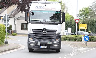 Eigentlich müssen viele Lastwagen seit dem Bau der B611 nicht mehr die Weihestraße benutzen. Sie tun es trotzdem. Die Anwohner beklagen den starken Lkw-Verkehr. - Ulf Hanke Eigentlich müssen viele Lastwagen seit dem Bau der B611 nicht mehr die Weihestraße benutzen. Sie tun es trotzdem. Die Anwohner beklagen den starken Lkw-Verkehr. - Ulf Hanke