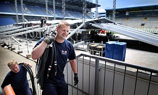 Sebastian Falke und Marius Runde sind für die Energieversorgung an der Bühne zuständig. Im Hintergrund wird gerade das Bühnendach vorbereitet - Sarah Jonek Sebastian Falke und Marius Runde sind für die Energieversorgung an der Bühne zuständig. Im Hintergrund wird gerade das Bühnendach vorbereitet - Sarah Jonek