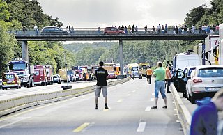 Gaffer auf Autobahn und Brücke: Solche Szenen entsetzen die Polizeibeamten. - Gerald Dunkel Gaffer auf Autobahn und Brücke: Solche Szenen entsetzen die Polizeibeamten. - Gerald Dunkel