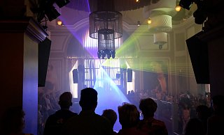 Nach dem Lou-Bega-Konzert im September 2018 hat offenbar ein Gast Gläser auf die Tanzfläche geworfen und mehrere Menschen verletzt. Ein Türsteher musste um sein Augenlicht fürchten. - Thorsten Gödecker Nach dem Lou-Bega-Konzert im September 2018 hat offenbar ein Gast Gläser auf die Tanzfläche geworfen und mehrere Menschen verletzt. Ein Türsteher musste um sein Augenlicht fürchten. - Thorsten Gödecker