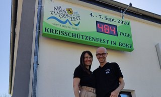 Den Countdownzähler haben die Boker angepasst. Das Kreiskönigspaar Heinz und Iris Kroos freut sich trotz der Verschiebung auf das große Schützen-Event. - Heinz Kroos per Selbstauslöser Den Countdownzähler haben die Boker angepasst. Das Kreiskönigspaar Heinz und Iris Kroos freut sich trotz der Verschiebung auf das große Schützen-Event. - Heinz Kroos per Selbstauslöser